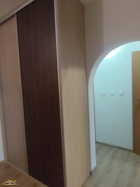 Einbauschrank und Boden mit Holzdekor in einer 3-Zimmer-Wohnung.