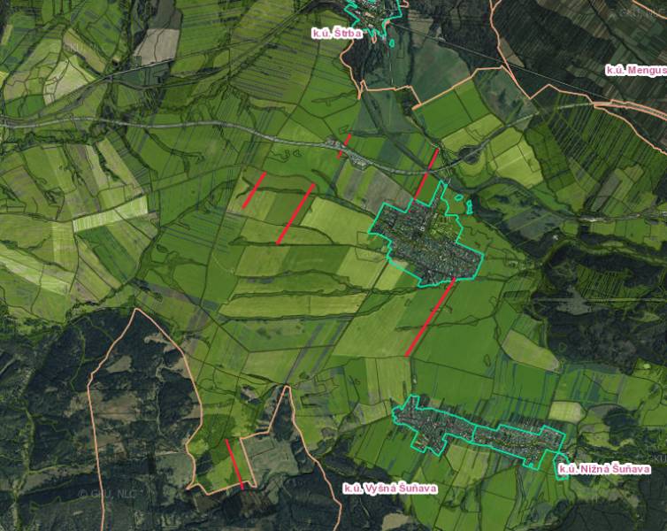 Luftaufnahme von landwirtschaftlichen und forstwirtschaftlichen Flächen in der Umgebung von Štrba mit Markierung der Grenzen der Katastergebiete.