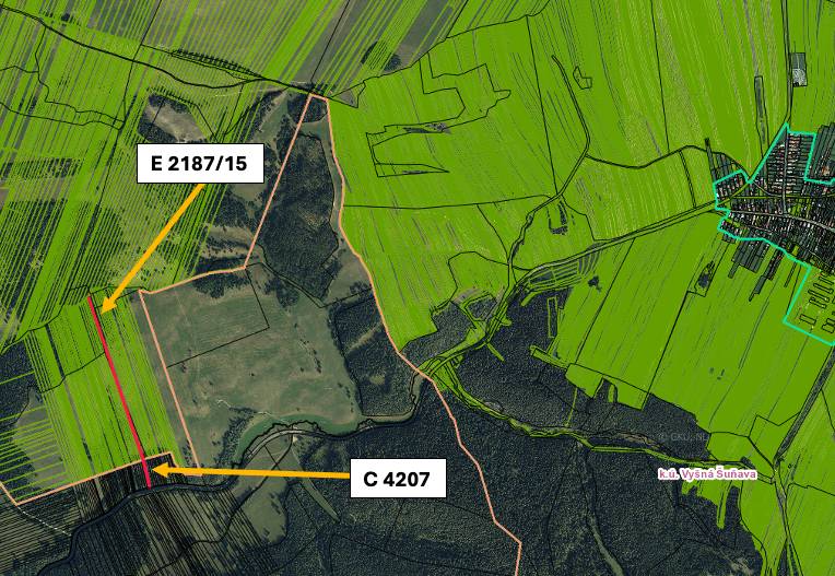 Luftaufnahme von landwirtschaftlichen und forstwirtschaftlichen Flächen der Gemeinde Štrba mit eingezeichneten Parzellen.