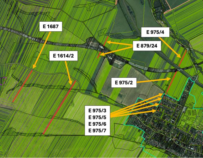 Luftaufnahme von landwirtschaftlichen und forstwirtschaftlichen Flächen in der Umgebung von Štrba mit hervorgehobenen Parzellen.
