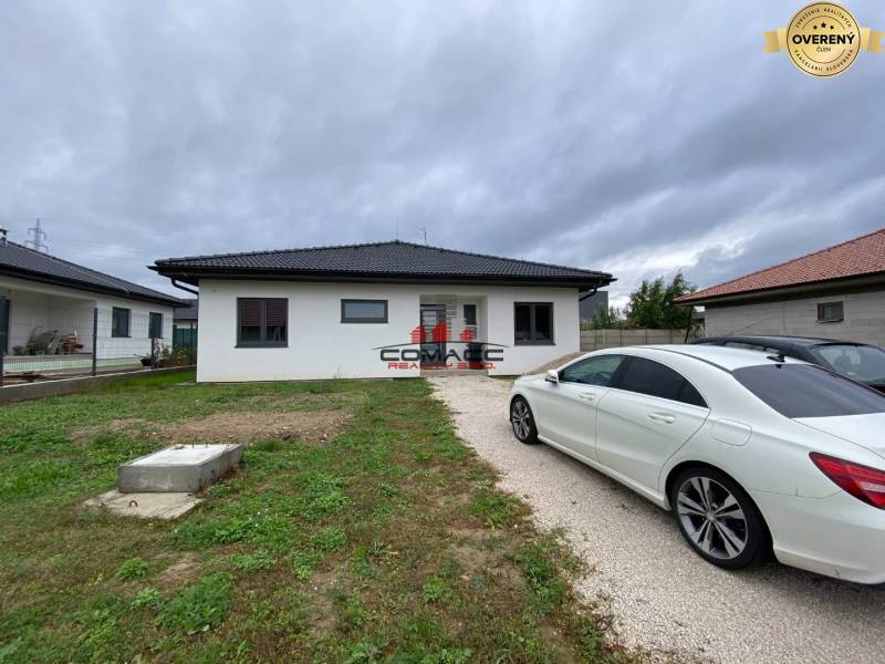 Ein Einfamilienhaus in Nové Mesto nad Váhom mit einem geparkten Auto in der Einfahrt.
