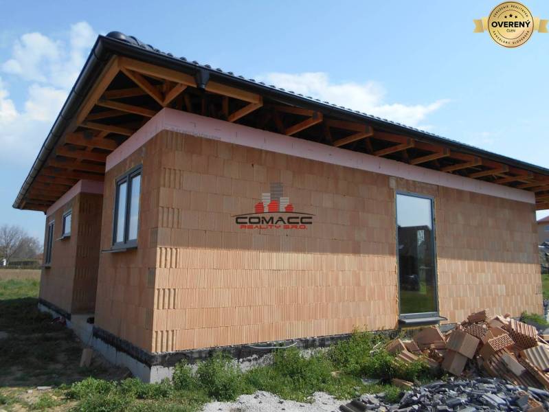 Ein Einfamilienhaus in Nové Mesto nad Váhom zeigt einen im Bau befindlichen Bau mit einer Ziegelfassade.