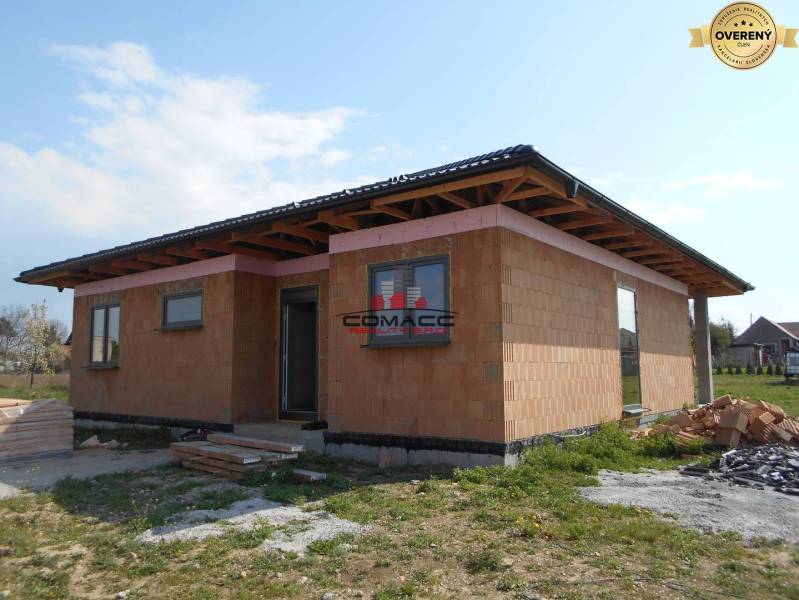 Ein Einfamilienhaus in Nové Mesto nad Váhom während des Baus, umgeben von einem grasbewachsenen Grundstück.