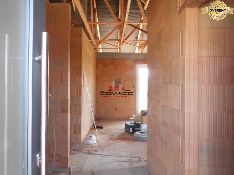 In einem im Bau befindlichen Einfamilienhaus in der Straße Nové Mesto nad Váhom sind Ziegelwände.