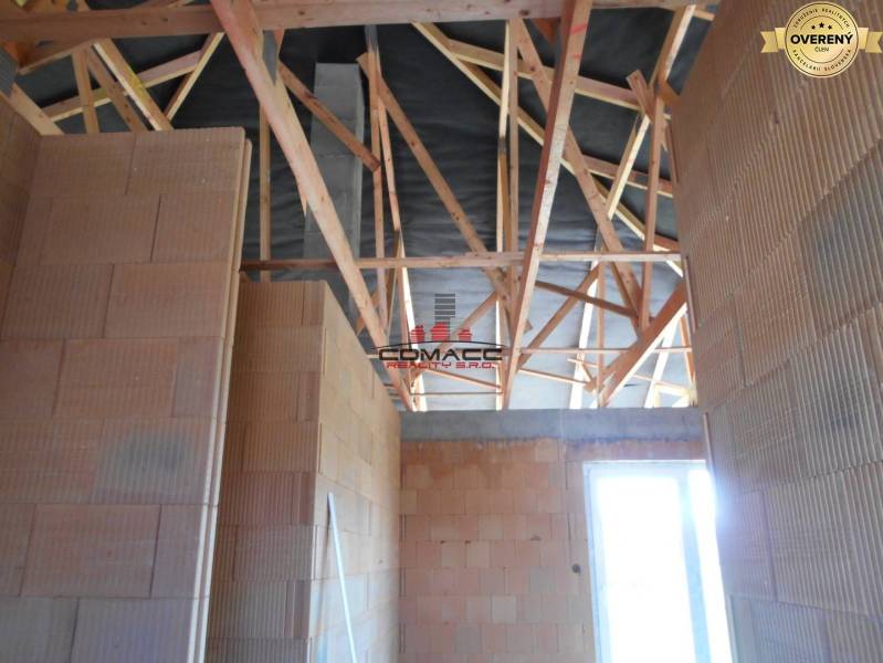 Innenausbau eines Einfamilienhauses in der Straße Nové Mesto nad Váhom mit Holzbalken.