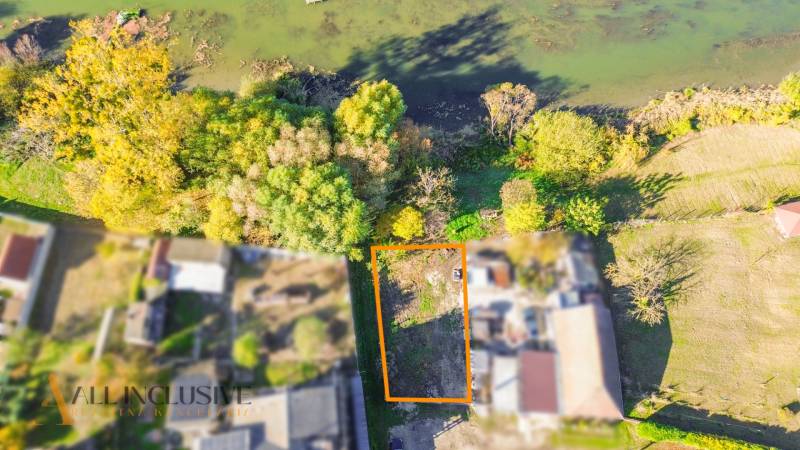 Luftaufnahme eines Baugrundstücks in Jahodná, umgeben von Grünflächen in der Nähe des Wassers.