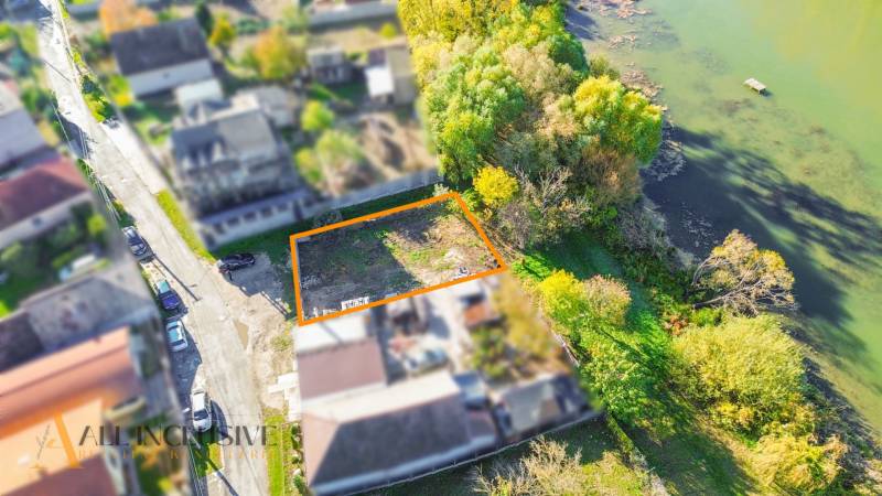 Grundstücke - Wohnen in Jahodná am Fluss, gesäumt von Bäumen und reicher Vegetation.