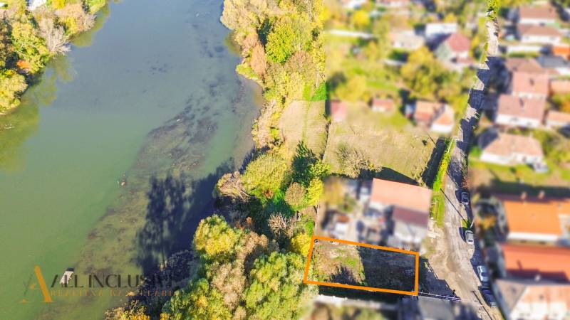 Luftaufnahme von Grundstücken - Wohnen am Fluss in städtischer Umgebung von Jahodná.