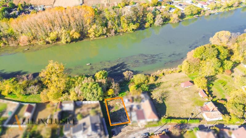 Ein Baugrundstück in Jahodná, in der Nähe des Flusses und umgeben von Grünflächen.