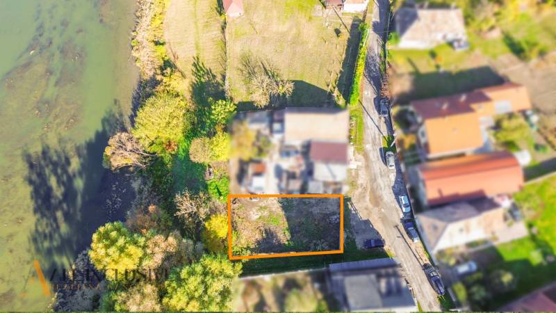 Luftaufnahme von Grundstücken in Jahodná, umgeben von Grünflächen und Wasserflächen.