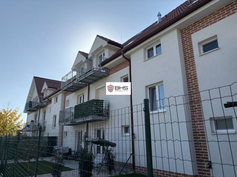 Fassade des Gebäudes mit Balkonen und Gärten, 3-Zimmer-Wohnung in Tomášikovo.