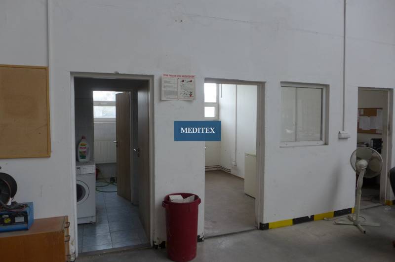 In Lagern und Hallen gibt es Türen, eine Waschmaschine, einen Ventilator und einen roten Korb.