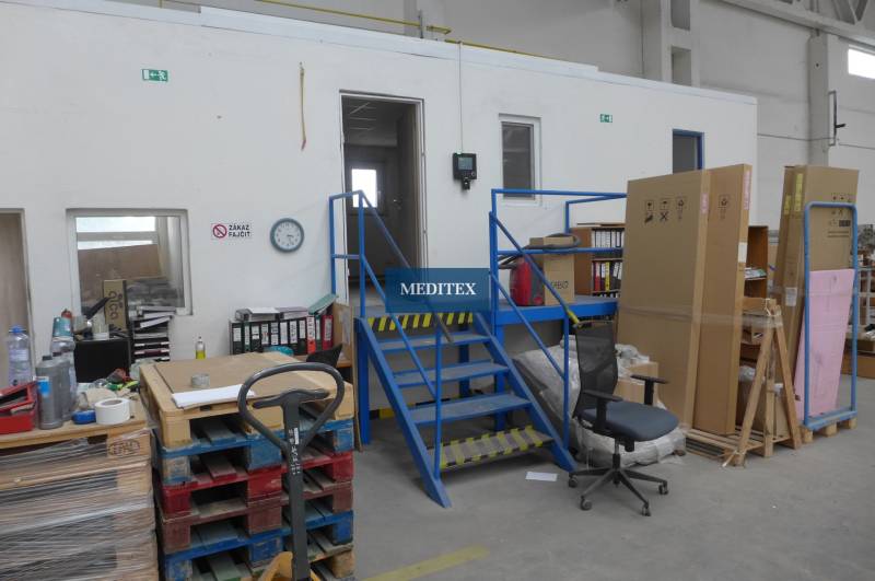 Lagerhäuser und Hallen mit Treppen, Paletten und Büromöbeln.