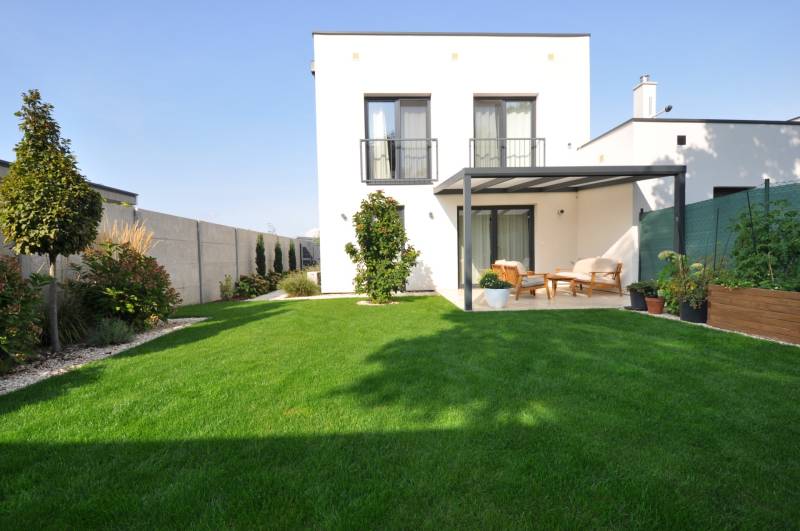 Garten mit Rasen bei einem Einfamilienhaus in der Ďuríčkova-Straße in Miloslavov.