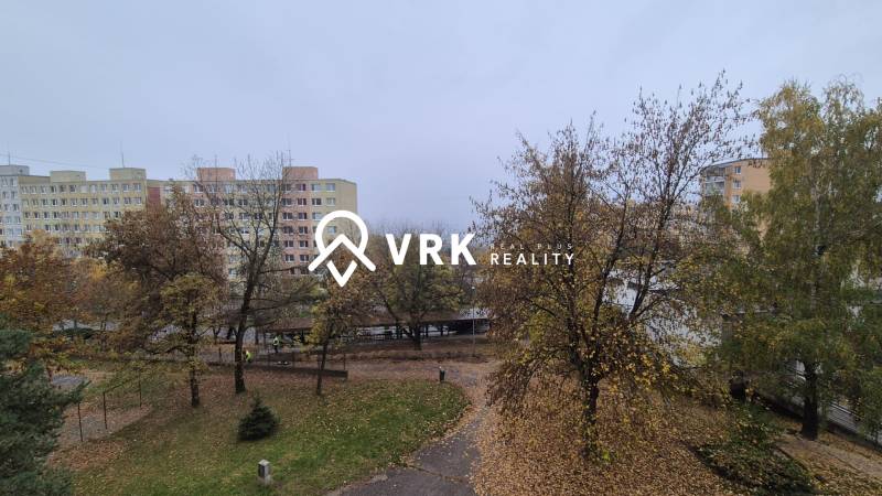 Wohnsiedlung mit Plattenbauten und herbstlicher Szenerie in der Ovručská-Straße in Košice, Stadtteil Dargovských hrdinov.