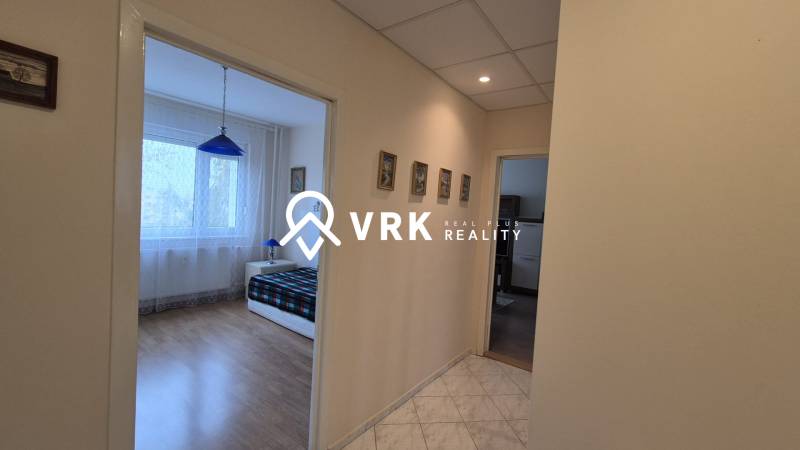 Der Flur, der ins Schlafzimmer in einer 3-Zimmer-Wohnung führt, mit einem Boden in Holzoptik.