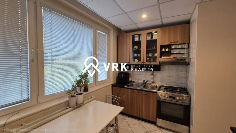 Küche in einer 3-Zimmer-Wohnung mit Gasherd, Schränken und Esstisch.