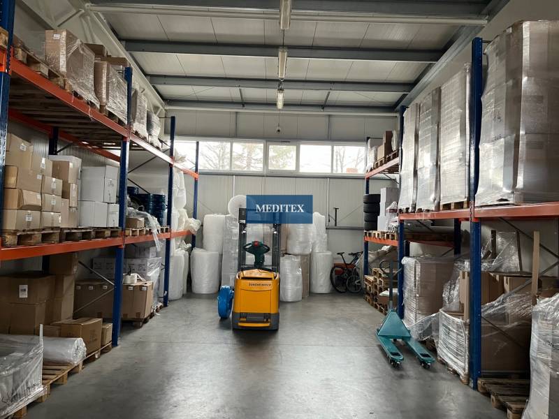 Lagerhallen und Hallen voller Paletten und Pakete, sichtbarer Gabelstapler.