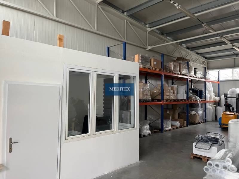 Sklady und Hallen mit Regalen, Waren und einem Gabelstapler.