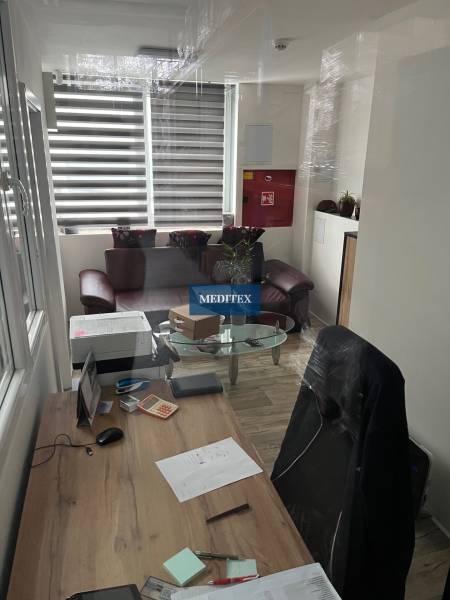 Kanzlei in Lagerhallen mit Schreibtisch und Boden in Holzoptik.