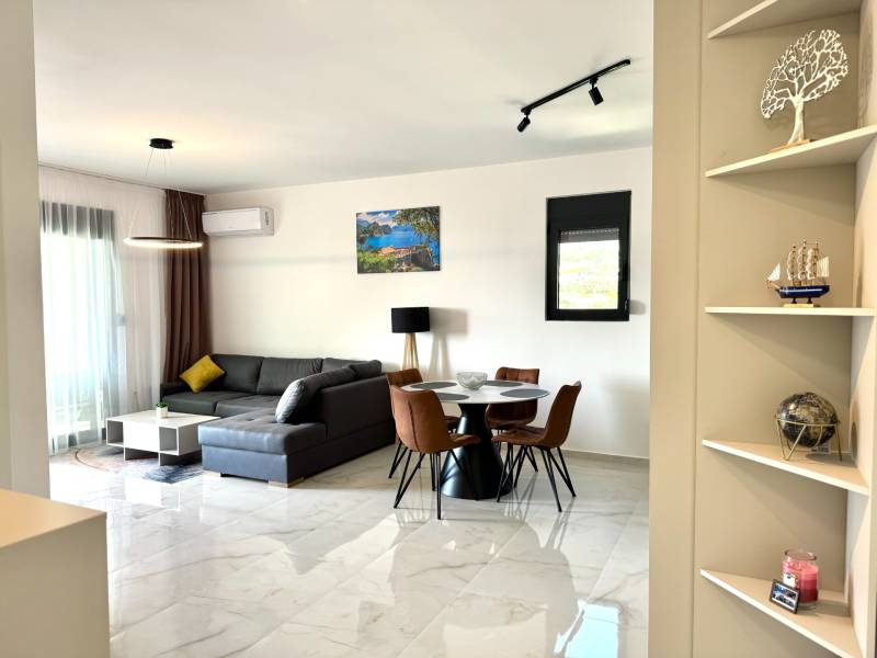 Wohnzimmer mit bequemer Eckcouch und Esstisch in einer Einzimmerwohnung.