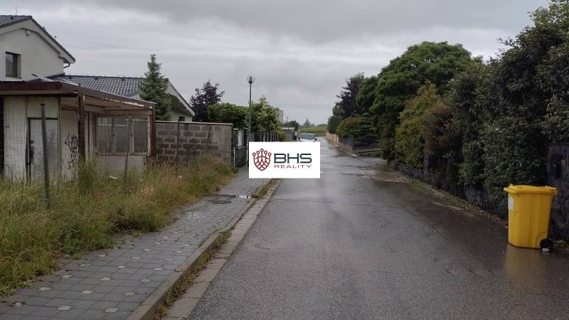 Straße in Limbach mit Häusern und Gehweg, geeignet für Wohnbaugrundstücke.