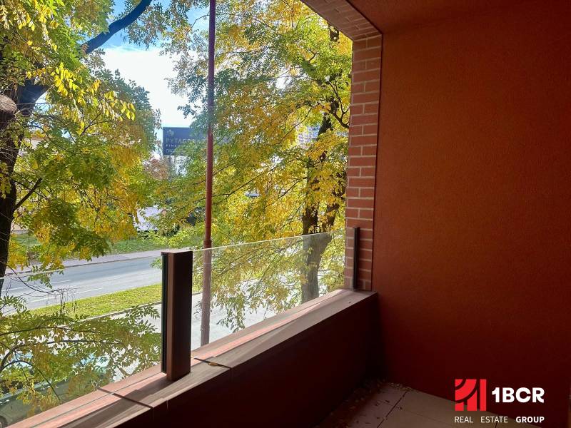 Der Balkon einer Einzimmerwohnung in der Košická Straße in Bratislava - Ružinov mit Blick auf das Grün.