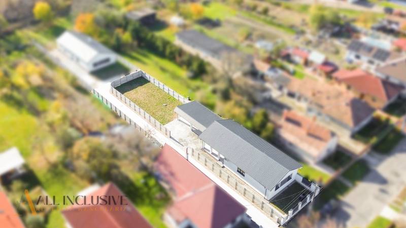 Einfamilienhaus in Orechová Potôň mit Hof, Rasenfläche und angrenzenden Gebäuden.