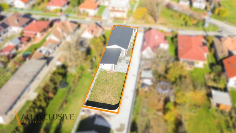 Blick auf ein Einfamilienhaus in Orechová Potôň mit Hof und Rasen.