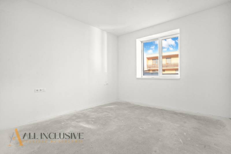 Leerzimmer mit Fenster, weiße Wände, Blick auf ein Gebäude von einem Einfamilienhaus.