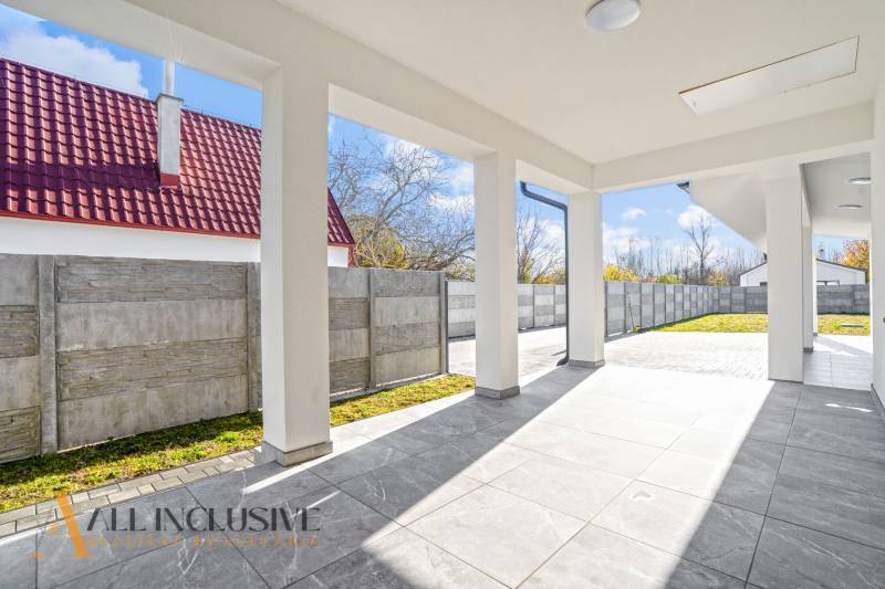 Die Terrasse des Einfamilienhauses in Orechová Potôň mit Blick auf den Zaun und den Garten.