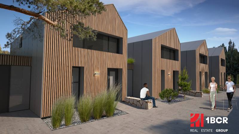 Ein Einfamilienhaus in Turecká mit Holzverkleidung, Menschen entspannen auf einer Bank.