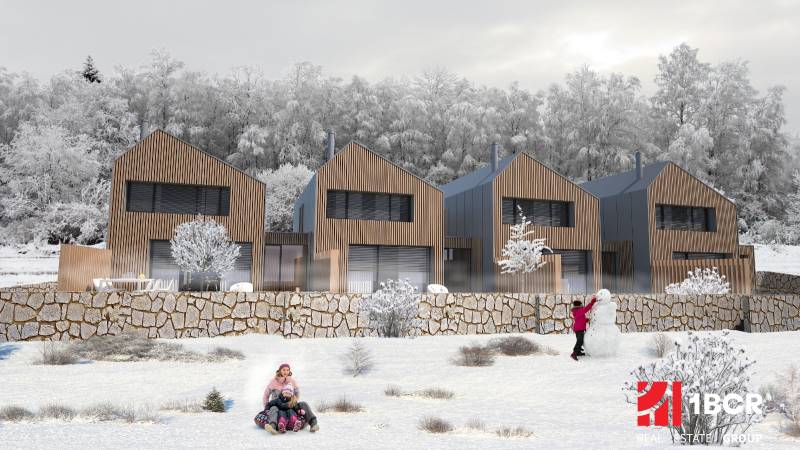 Ein Familienhaus in Turecká, verschneite Umgebung, Kinder spielen im Schnee vor dem Haus.