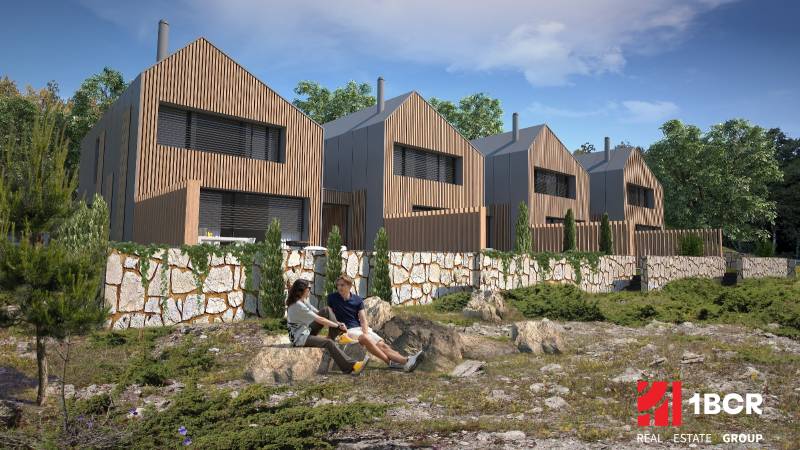 Einfamilienhäuser in Turecká mit Holzverkleidung, umgeben von Natur und Steinmauern.