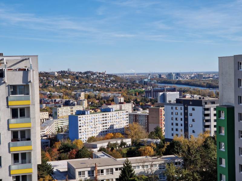 Blick aus einer 3-Zimmer-Wohnung in der Pribišova-Straße in Bratislava mit Panorama von Gebäuden und Natur.