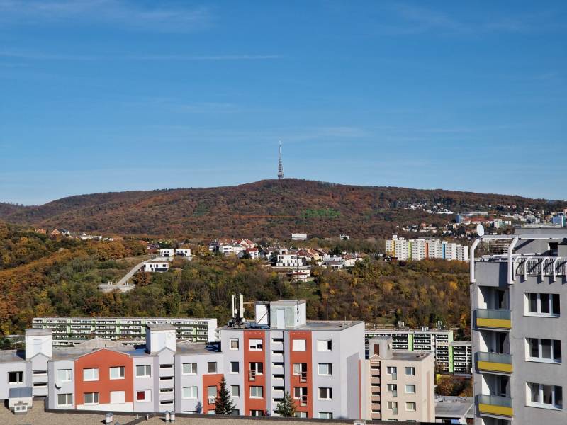 Blick von der Pribišova-Straße auf die Kleinen Karpaten und den Fernsehturm in Bratislava.