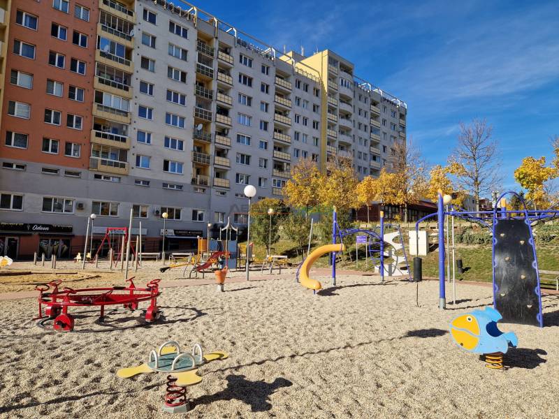 Detské ihrisko s preliezačkami na Pribišovej ulici v Bratislave - Dlhé diely.