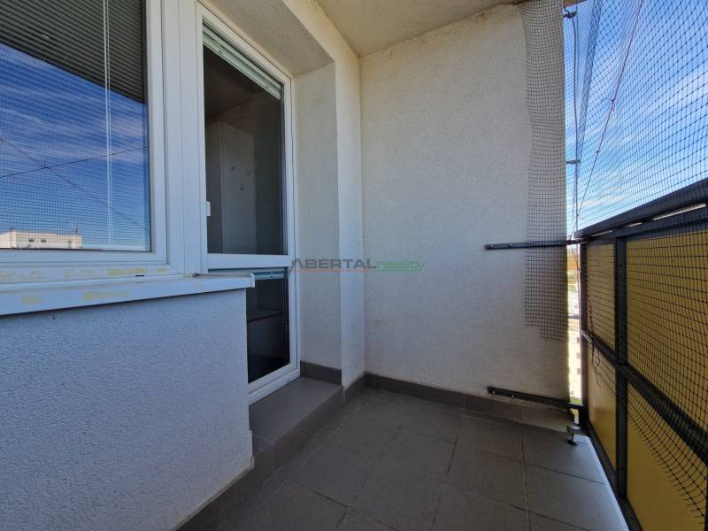Balkon einer 3-Zimmer-Wohnung in der Pribišova-Straße, Bratislava - Dlhé diely, mit Fliesen und Netz.
