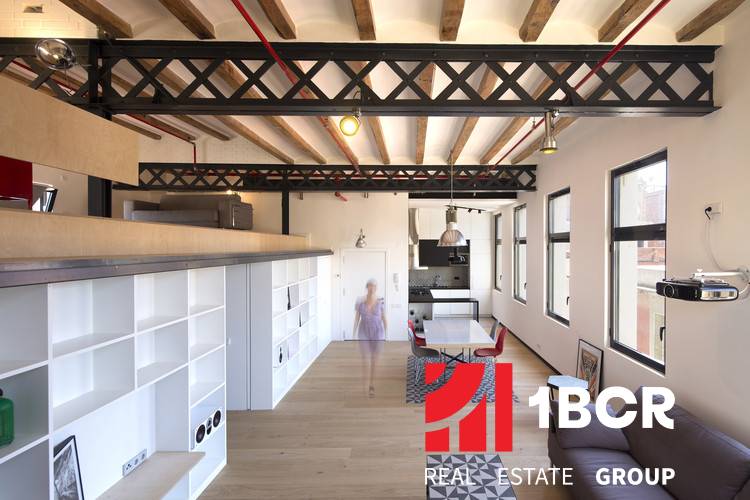 Geräumiges Interieur mit Holzboden und offenen Regalen in Lagerräumen und Hallen.