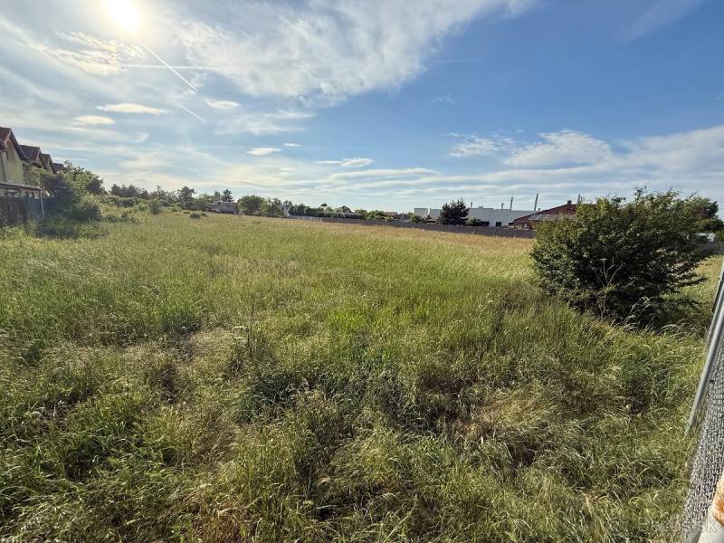 Ein Rasenbaugrundstück in Miloslavov bietet einen wunderschönen Blick auf die offene Natur.