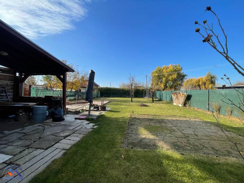 Garten bei der Hütte in der Straße Nová osada in Komárno, mit Rasen und Pavillon.