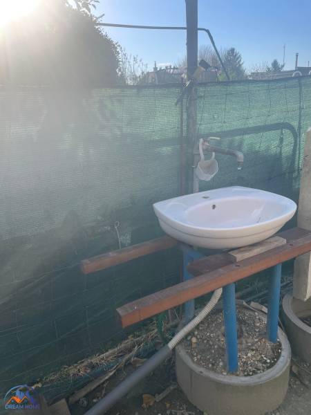 Waschbecken bei der Hütte in der Neuen Siedlung in Komárno, im Außenbereich mit Schutznetz.