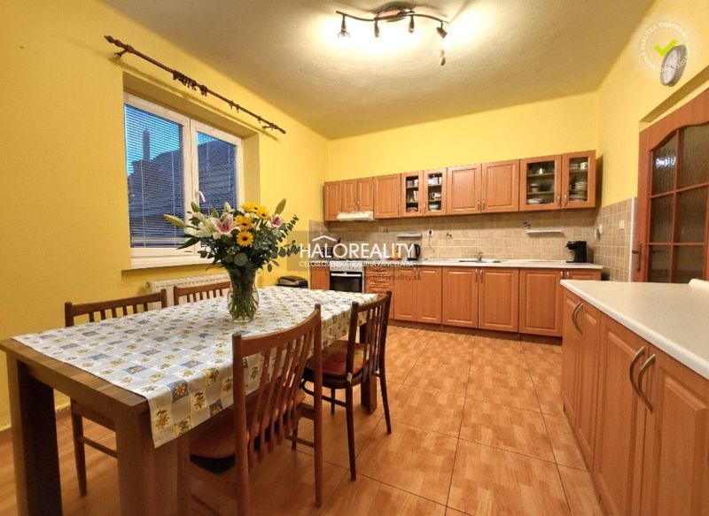 Ein Einfamilienhaus in der Stadt Svinná mit Garten und Ziegeldach.