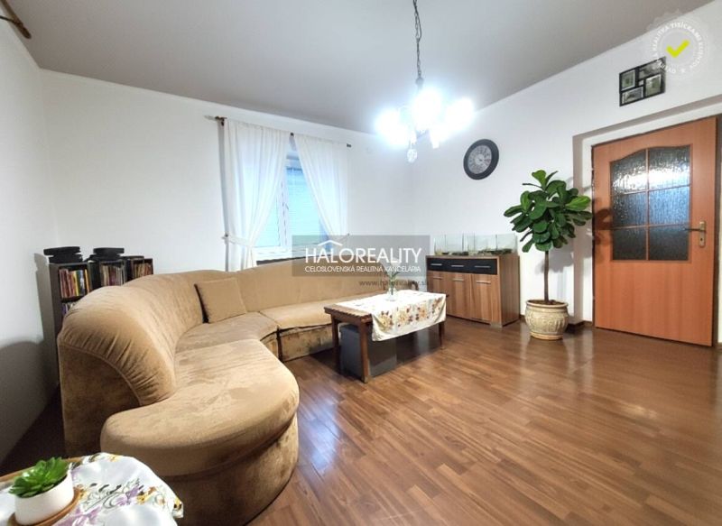 Geräumige Küche in einem Einfamilienhaus mit Holzboden und Esstisch.