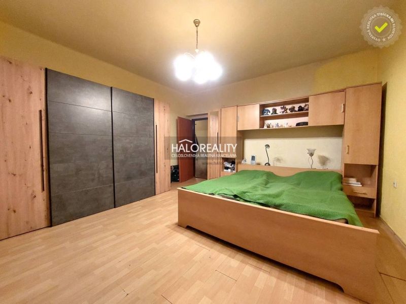 Schlafzimmer mit Möbeln, Bett und Holzboden in einem Einfamilienhaus.