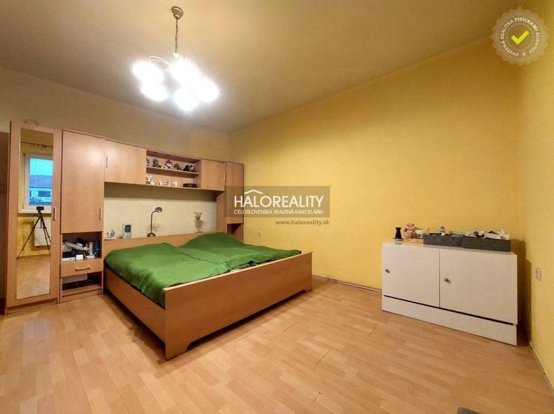 Esszimmer in einem Einfamilienhaus mit Holzboden, Tisch und Schränken.