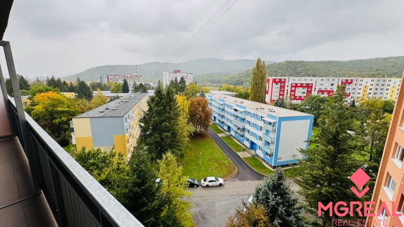 Blick auf die Wohnsiedlung von einer Einzimmerwohnung in der Malá okružná in Partizánske.