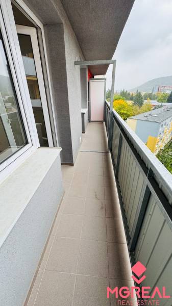 Balkon bei einer Einzimmerwohnung in der Malá Okružná in Partizánske, Blick auf Bäume.