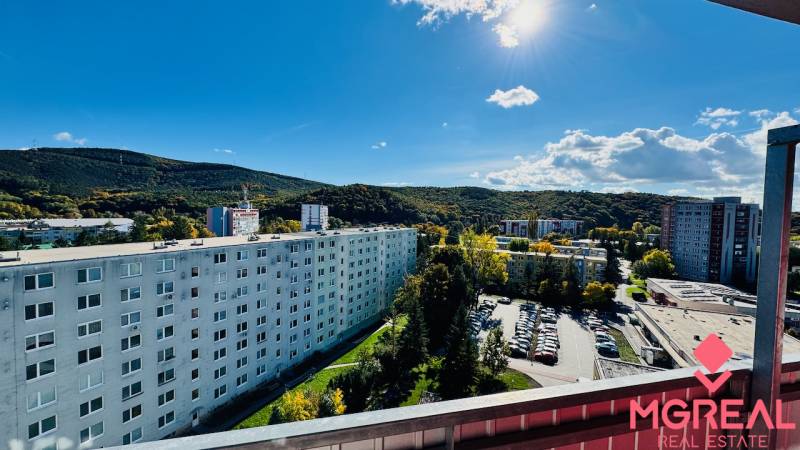 Blick vom Balkon auf Wohnhäuser und die Natur in Partizánske in der Nádražná-Straße.