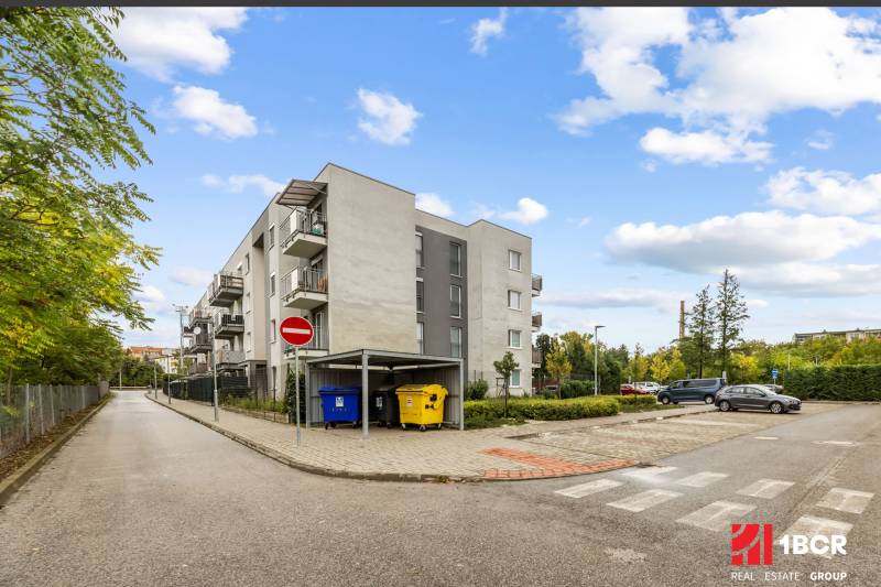 Wohngebäude in der Mahulanka-Straße in Pezinok mit Parkplatz und Containern.